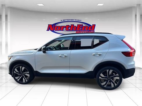Used 2024 Volvo XC40 B5 Plus w/ Climate Package image 6