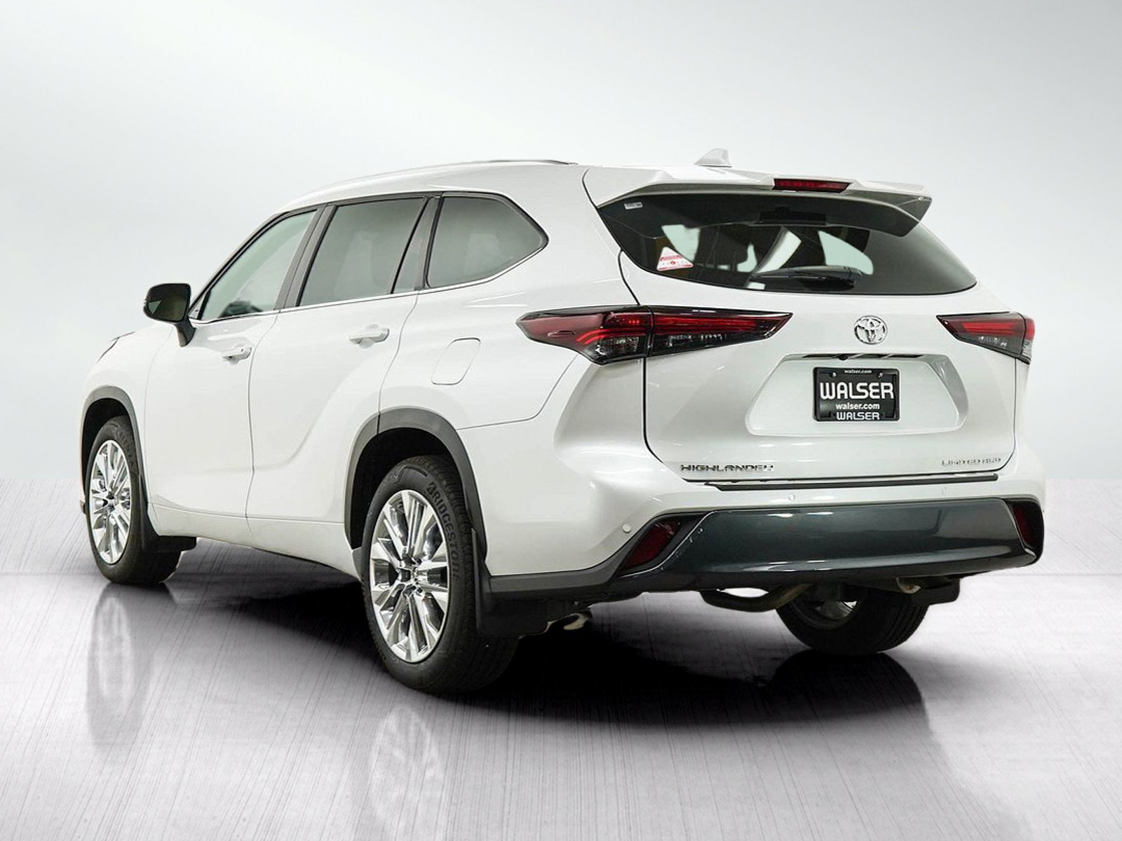 Used 2025 Toyota Highlander Limited AWD/4WD image 3