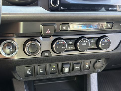 Used 2020 Toyota Tacoma TRD Off-Road w/ Technology Package AWD/4WD image 21