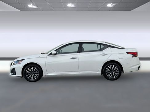 Used 2023 Nissan Altima 2.5 SV image 2