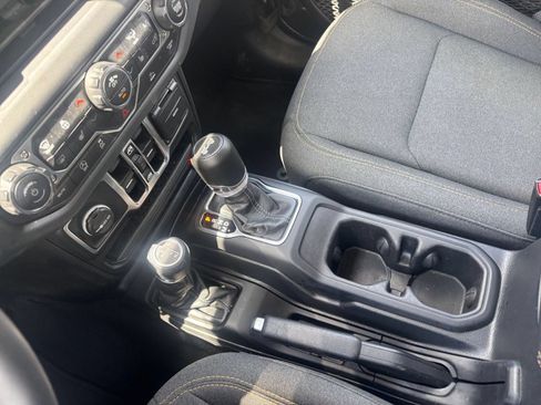 Used 2025 Jeep Wrangler Unlimited Sahara AWD/4WD image 40