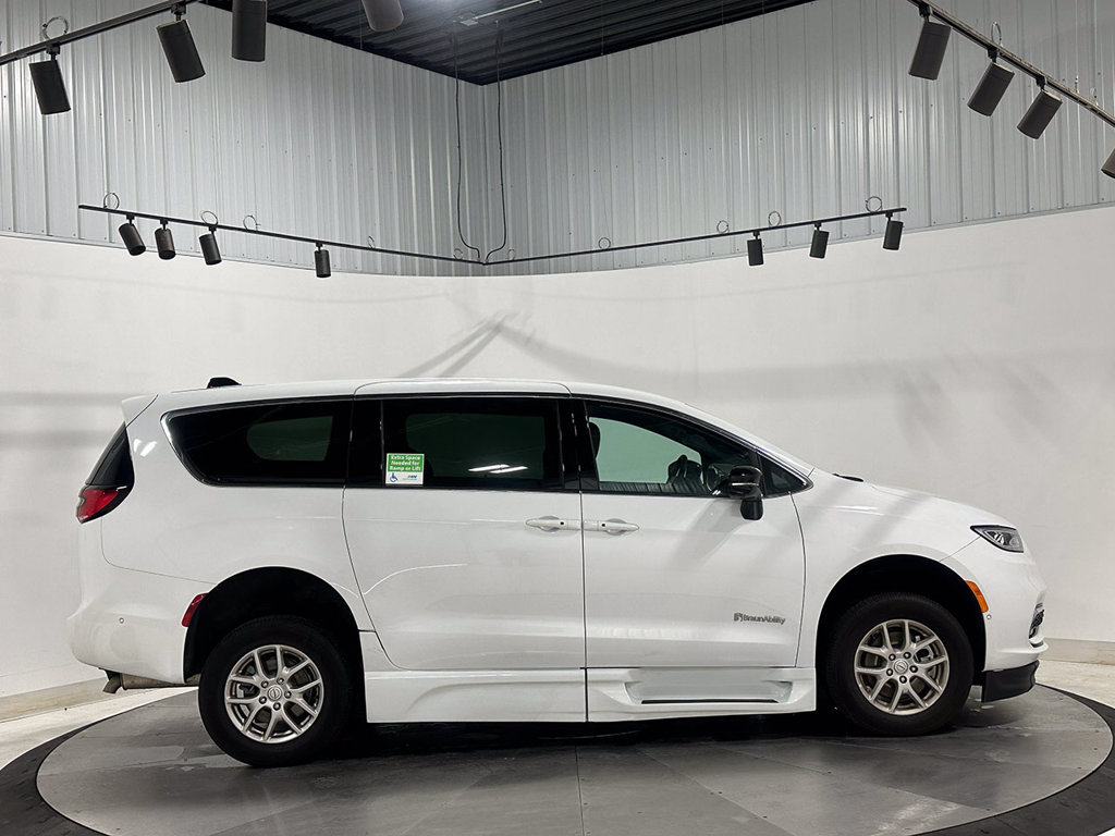 Used 2025 Chrysler Pacifica Select FWD image 5
