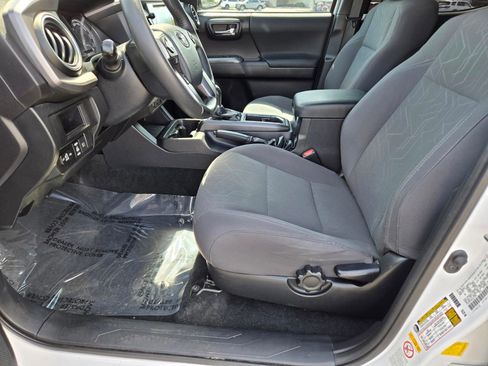 Used 2019 Toyota Tacoma TRD Off-Road w/ Technology Package AWD/4WD image 14