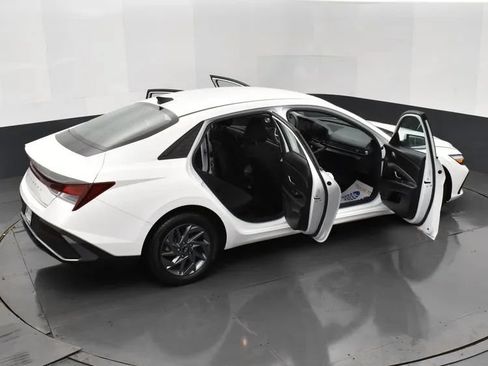 Used 2024 Hyundai Elantra SEL FWD image 6