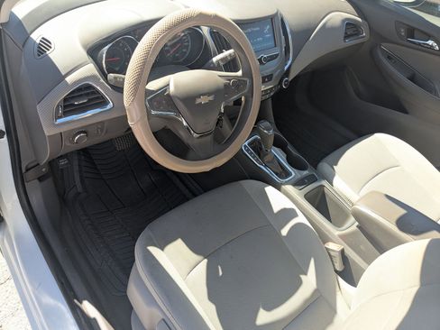 Used 2017 Chevrolet Cruze LT FWD image 16