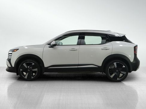 Used 2025 Nissan Kicks SR image 2