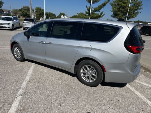 New 2026 Chrysler Pacifica Select image 21