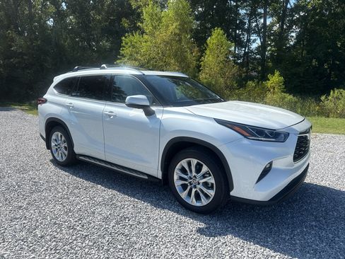 Used 2022 Toyota Highlander Limited FWD image 26
