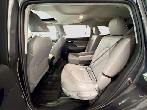 Used 2023 Toyota Highlander XLE AWD/4WD image 21