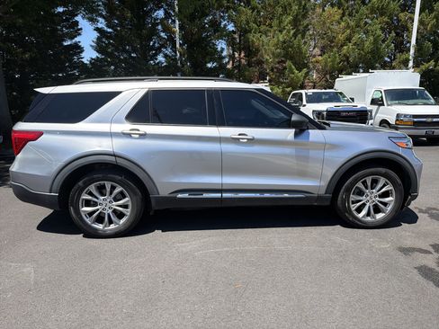 Used 2020 Ford Explorer XLT w/ Equipment Group 202A AWD/4WD image 18
