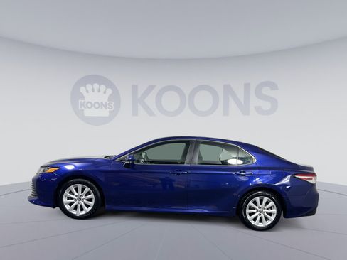 Used 2018 Toyota Camry LE image 2