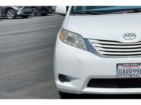 Used 2017 Toyota Sienna LE FWD image 19