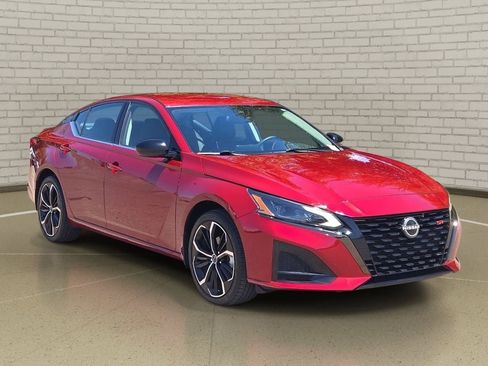 Used 2023 Nissan Altima 2.5 SR AWD/4WD image 3