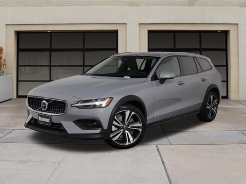 Certified 2025 Volvo V60 B5 Cross Country Plus AWD/4WD image 3