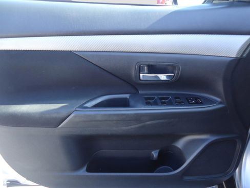 Used 2016 Mitsubishi Outlander ES image 18