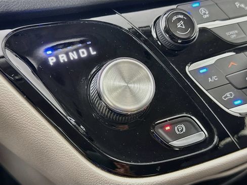 Used 2017 Chrysler Pacifica Touring Plus w/ Tire & Wheel Group FWD image 20