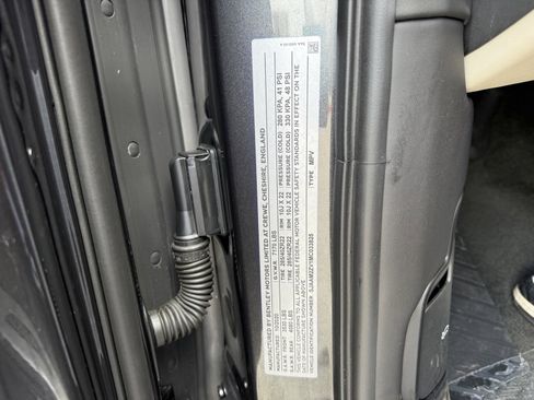 Used 2021 Bentley Bentayga V8 image 25