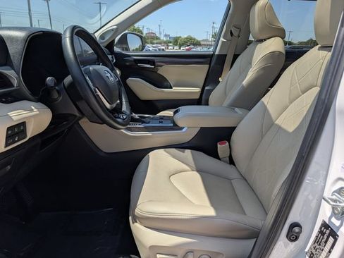 Used 2023 Toyota Highlander Platinum FWD image 26