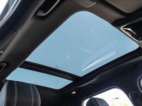 Used 2022 Land Rover Range Rover Velar R-Dynamic S image 14