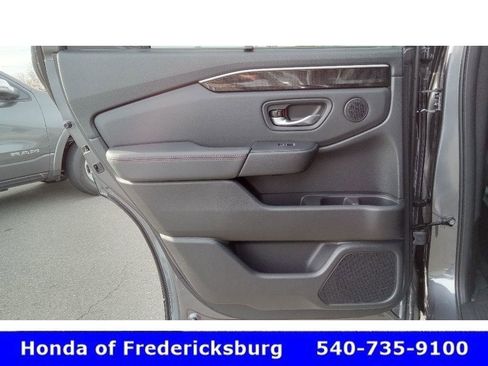 Certified 2025 Honda Pilot Black Edition image 33