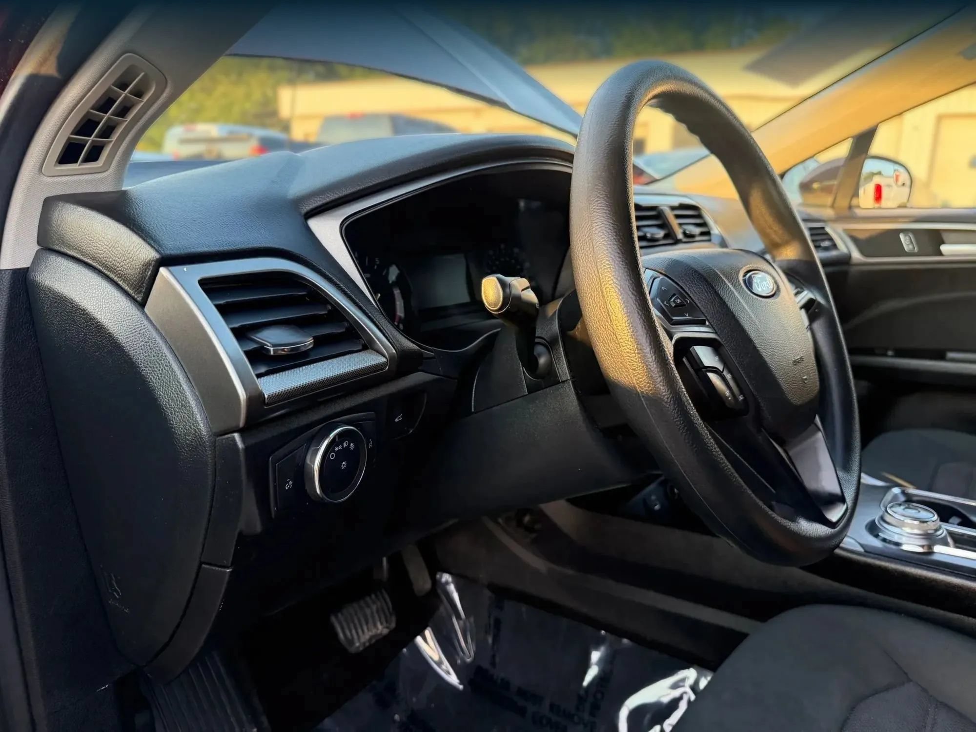 Used 2017 Ford Fusion SE FWD image 17