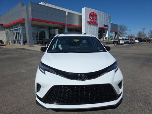New 2026 Toyota Sienna XSE image 3