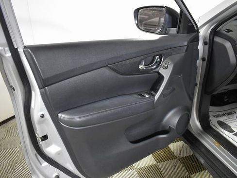 Used 2018 Nissan Rogue SV image 7