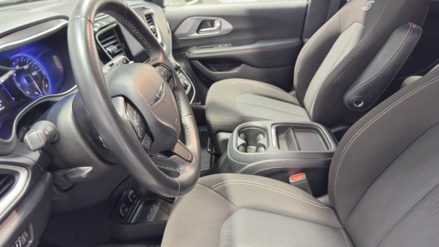 Used 2020 Chrysler Pacifica Touring w/ S Appearance Package FWD image 23