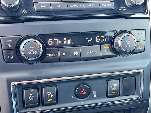 Used 2020 Nissan Titan SV w/ SV Convenience Package RWD image 16