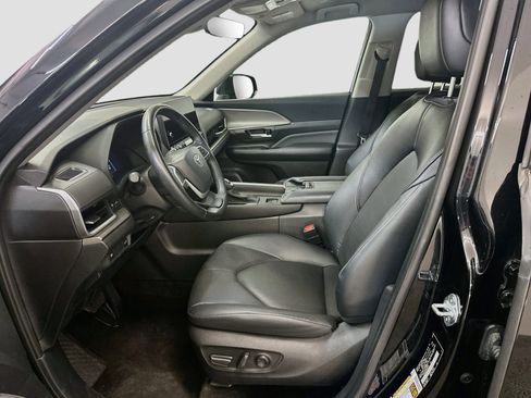 Used 2025 Toyota Grand Highlander AWD image 13