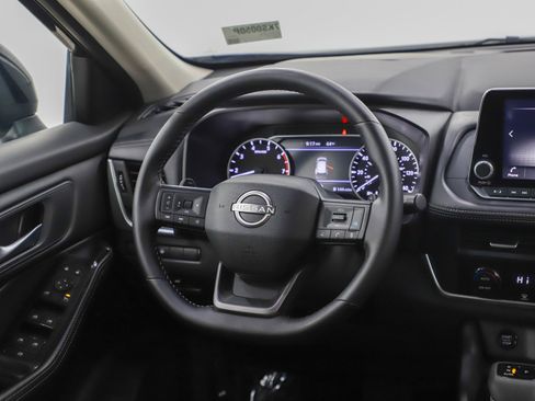 Used 2025 Nissan Rogue SV AWD/4WD image 14