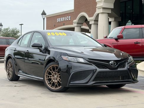 Used 2023 Toyota Camry SE FWD image 2