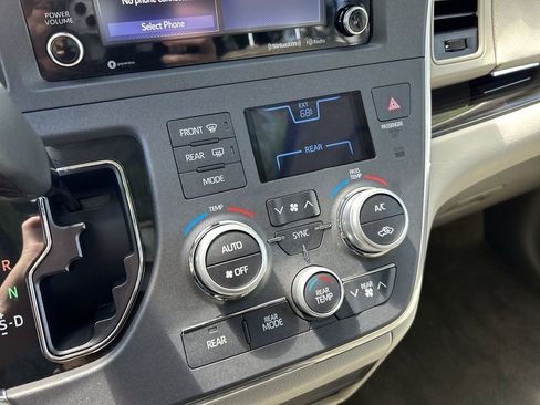 Used 2018 Toyota Sienna XLE FWD image 21