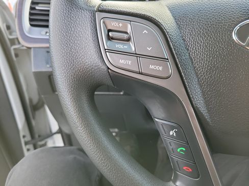 Used 2018 Hyundai Santa Fe SE image 7