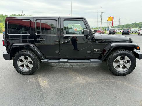 Used 2017 Jeep Wrangler Unlimited Sahara w/ Connectivity Group AWD/4WD image 3