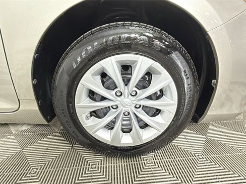 Used 2017 Toyota Camry XLE image 34