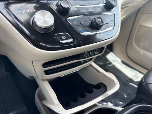Used 2022 Chrysler Pacifica Touring-L FWD image 22