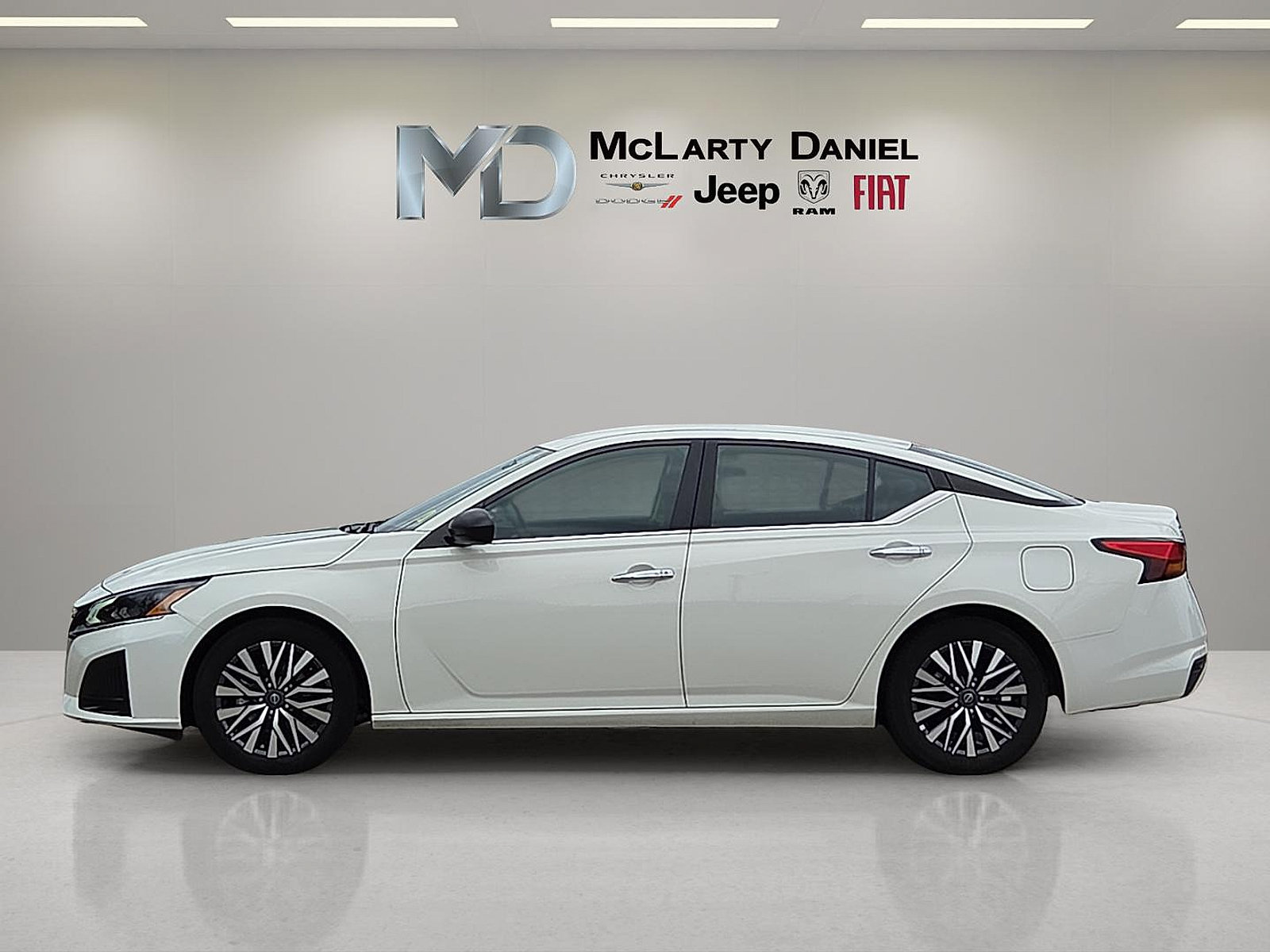 Used 2025 Nissan Altima 2.5 SV FWD image 3