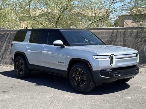 Used 2025 Rivian R1S Premium AWD/4WD image 2