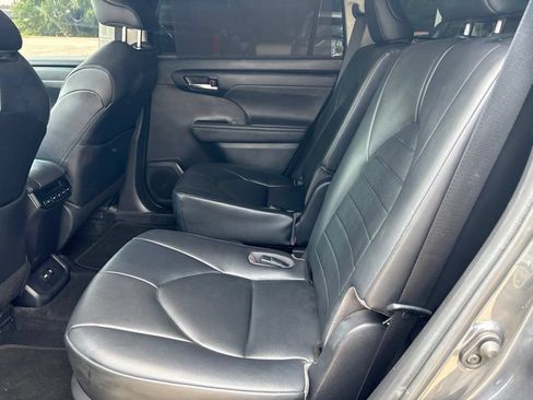 Used 2020 Toyota Highlander XLE FWD image 21