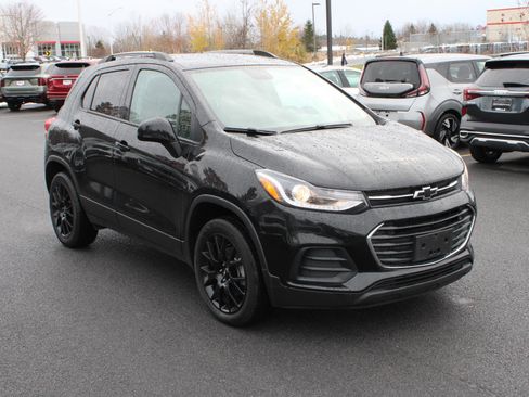 Used 2022 Chevrolet Trax LT w/ Premium Seat Package image 3