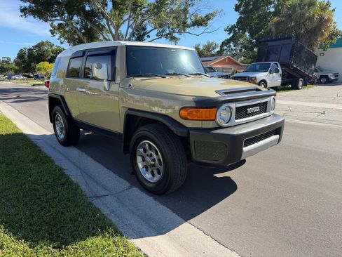 Used 2011 Toyota FJ Cruiser 4WD w/ Upgrade Pkg image 2