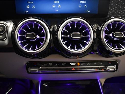 Used 2025 Mercedes-Benz GLB 250 4MATIC w/ Winter Package image 30