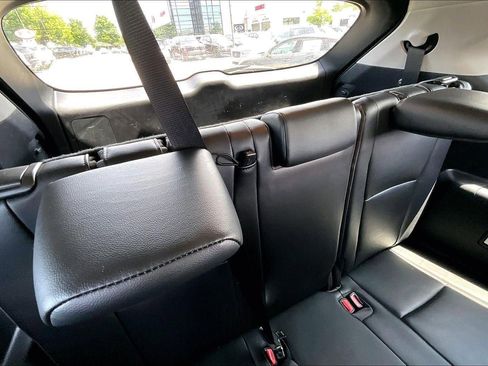 Used 2022 Toyota Highlander XLE AWD/4WD image 25