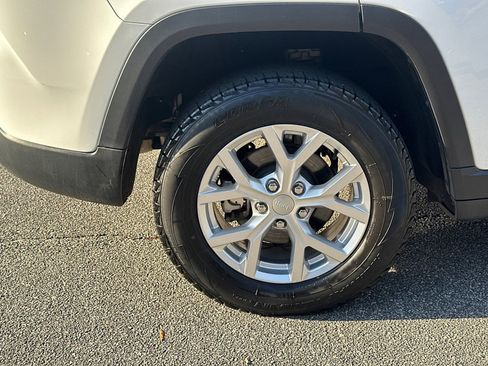 Used 2023 Jeep Grand Cherokee Limited image 21