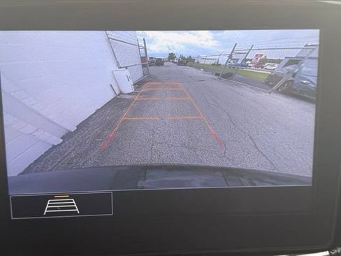 Used 2021 Chevrolet Traverse LT FWD image 2