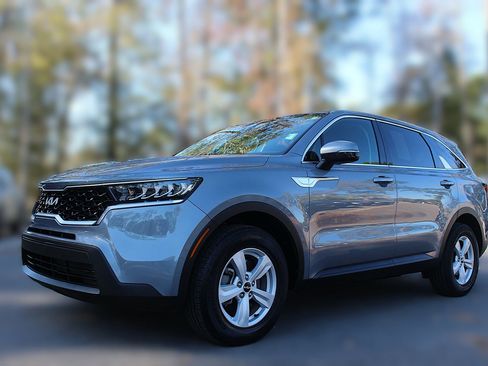 Used 2023 Kia Sorento LX image 4