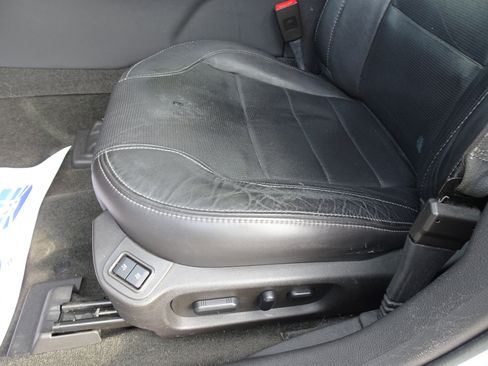 Used 2015 Ford Taurus Limited w/ Equipment Group 301A FWD image 9