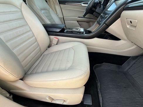Used 2017 Ford Fusion SE w/ Fusion SE Technology Package image 10