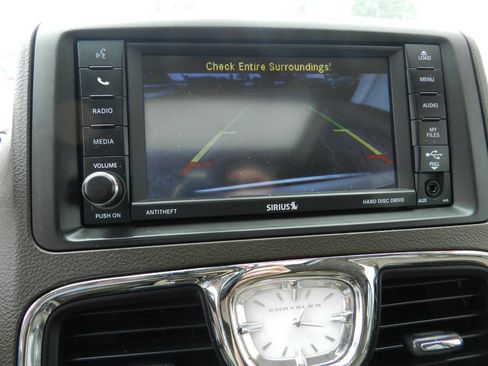 Used 2014 Chrysler Town & Country Limited w/ Luxury Group image 19